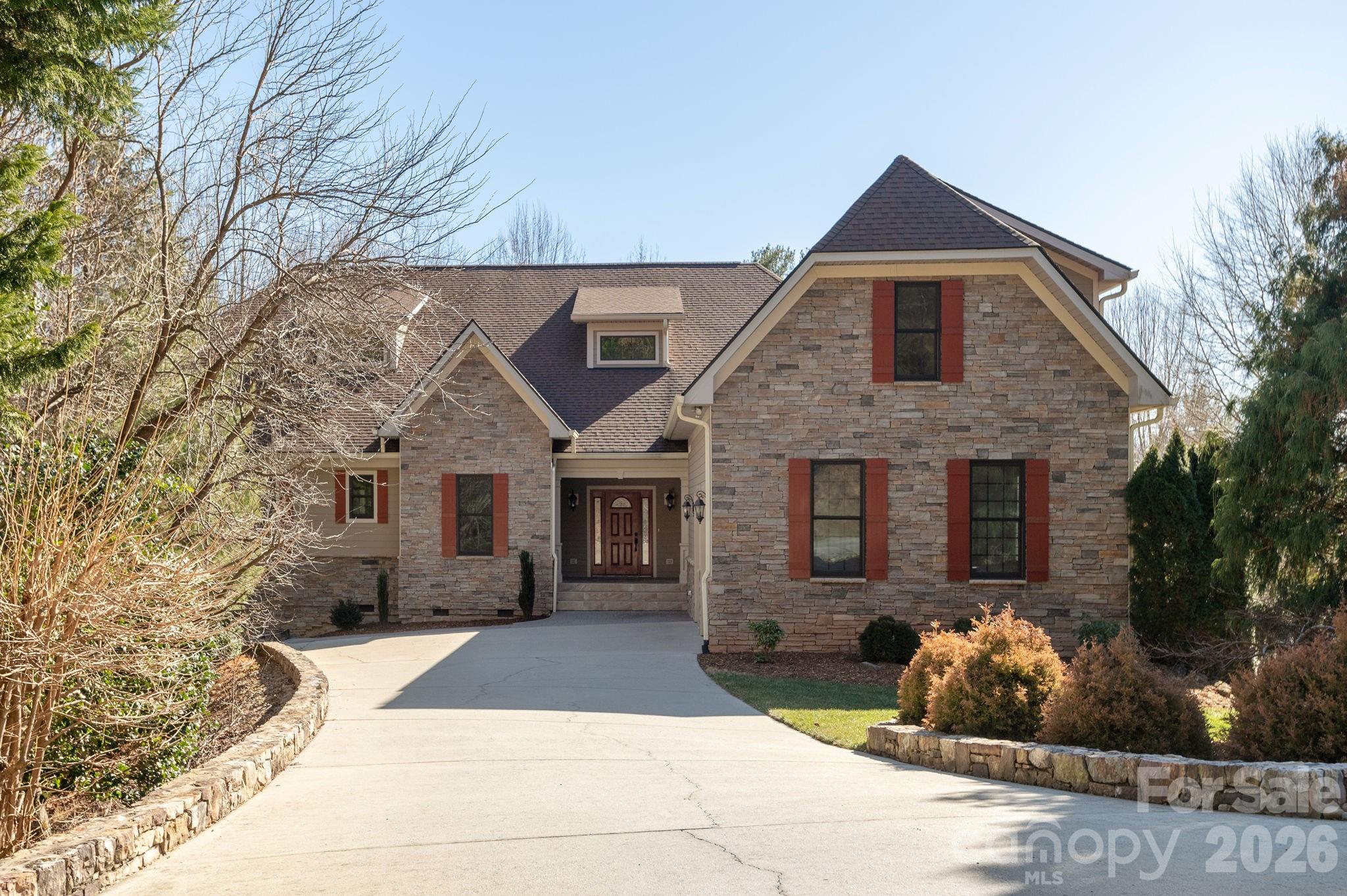 16 Winterberry Drive, Hendersonville, photo 2 of 8