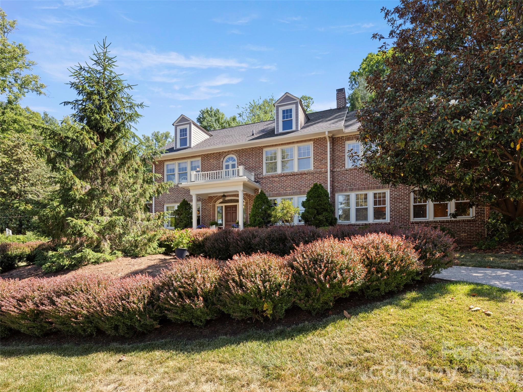 19 Blackwood Road, Asheville, photo 2 of 8