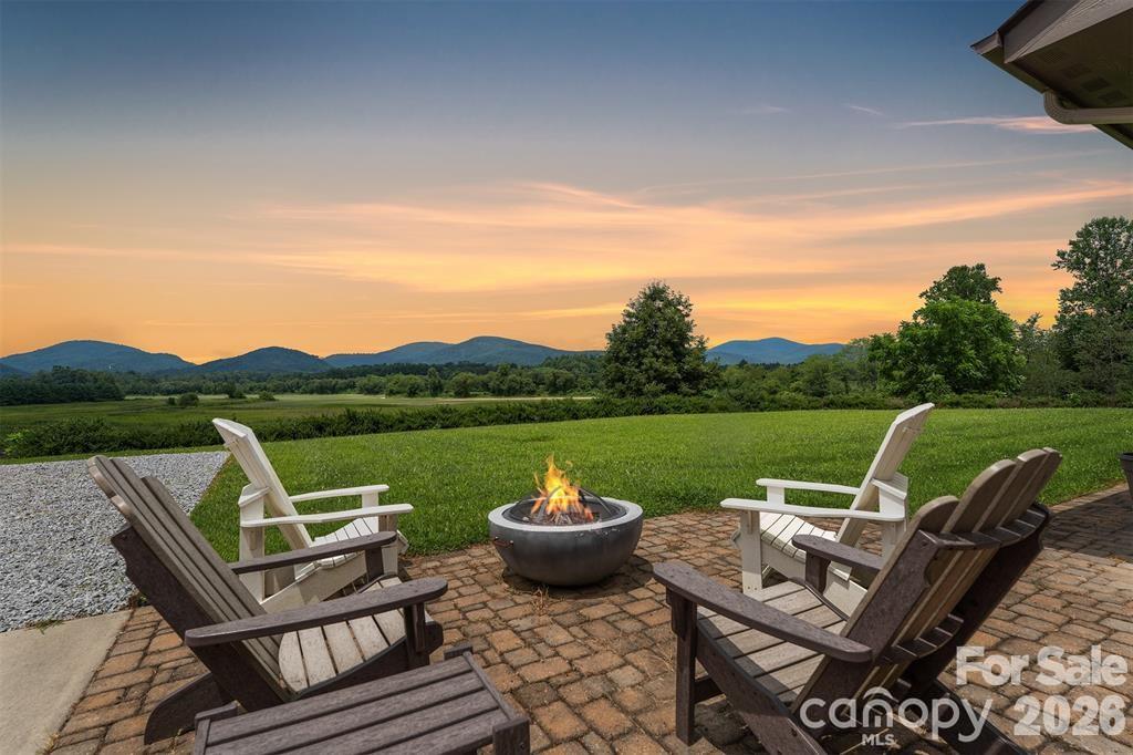326 Golden Valley Drive, Hendersonville, photo 2 of 8