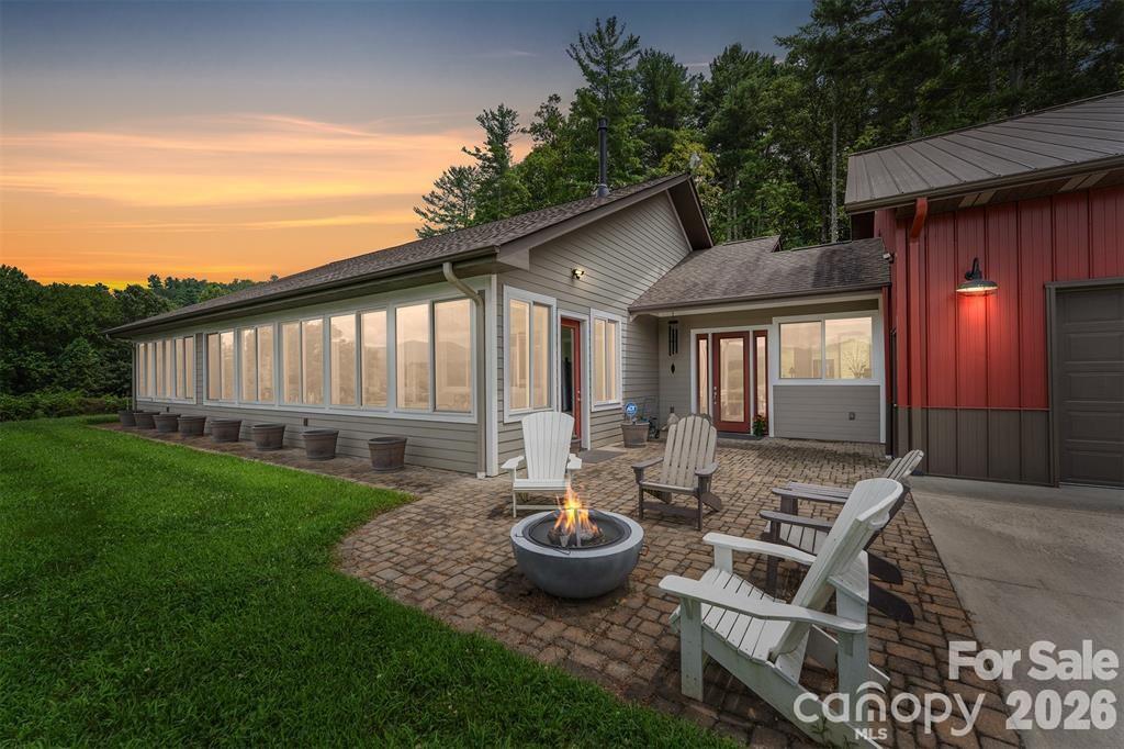 326 Golden Valley Drive, Hendersonville, photo 3 of 8