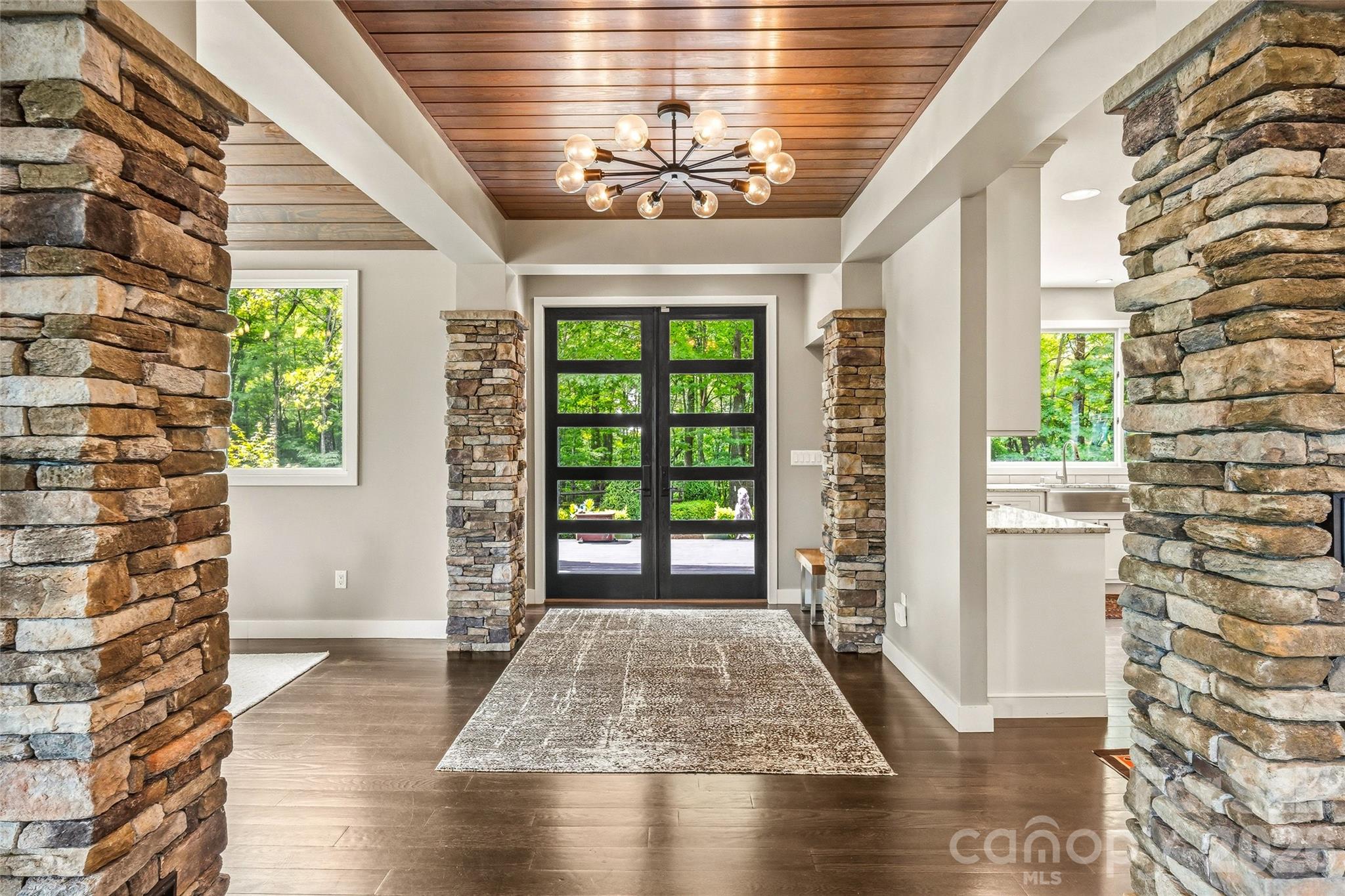 233 Tanglewood Lane, Saluda, photo 2 of 8