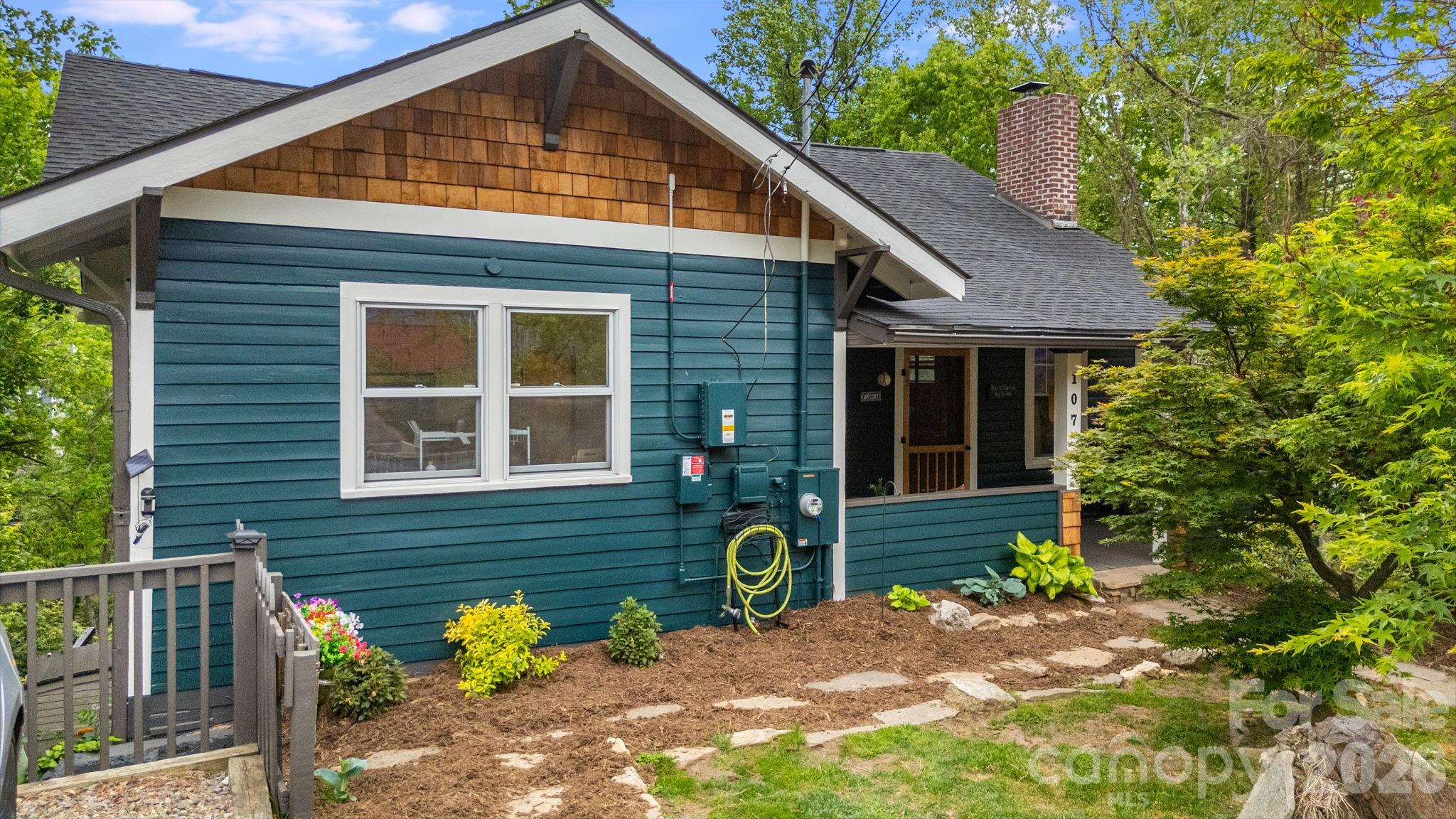 107 Courtland Avenue, Asheville, photo 2 of 8