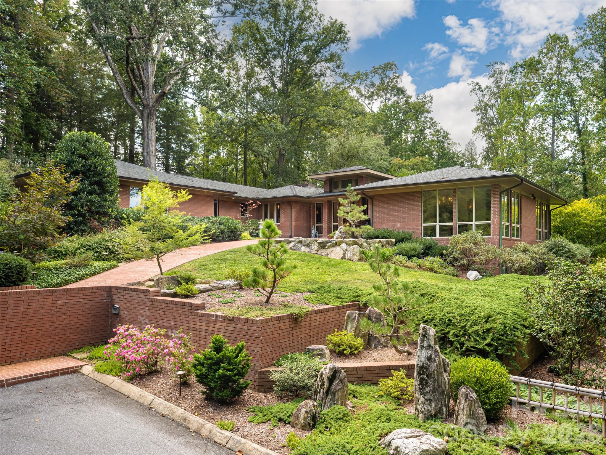 57 Stuyvesant Road, Asheville, photo 4 of 8