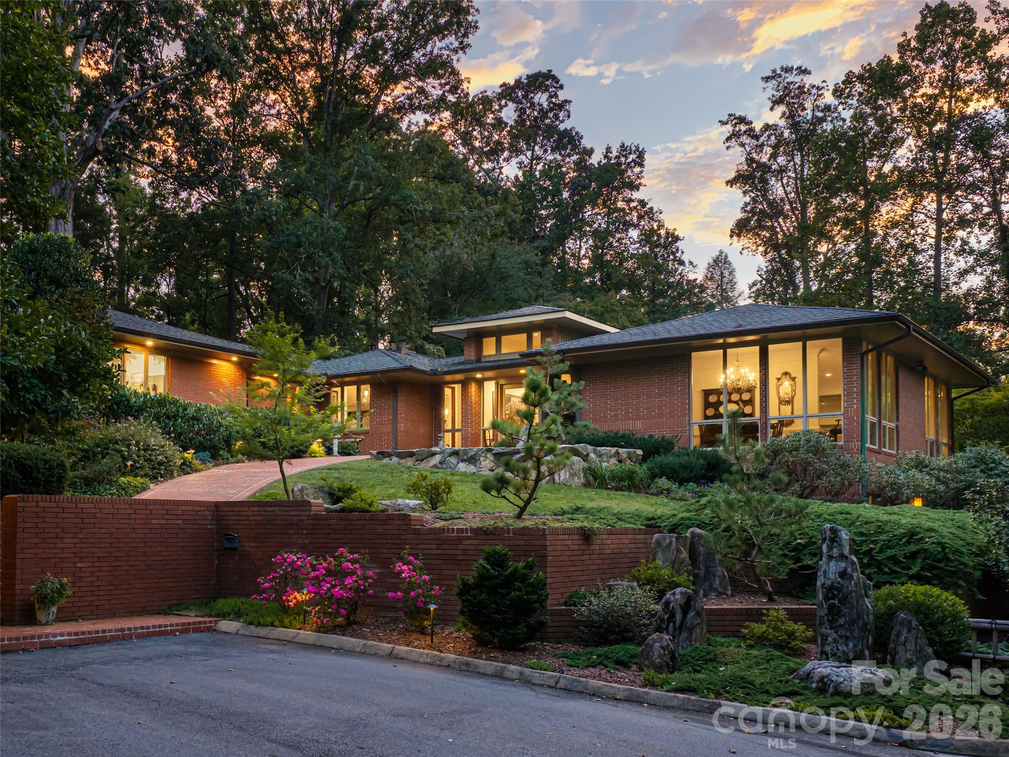 57 Stuyvesant Road, Asheville, photo 1 of 8