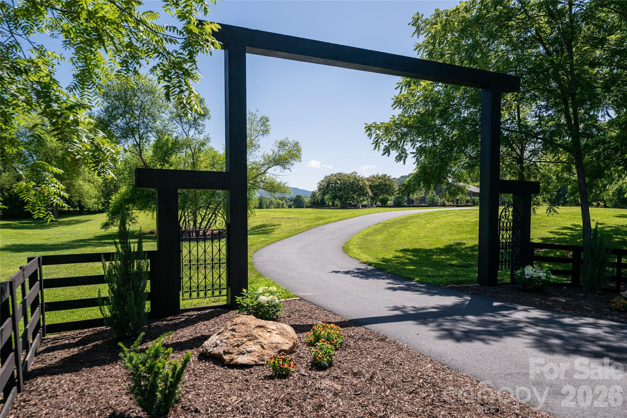 660 Pleasant Grove Road, Hendersonville, photo 2 of 8