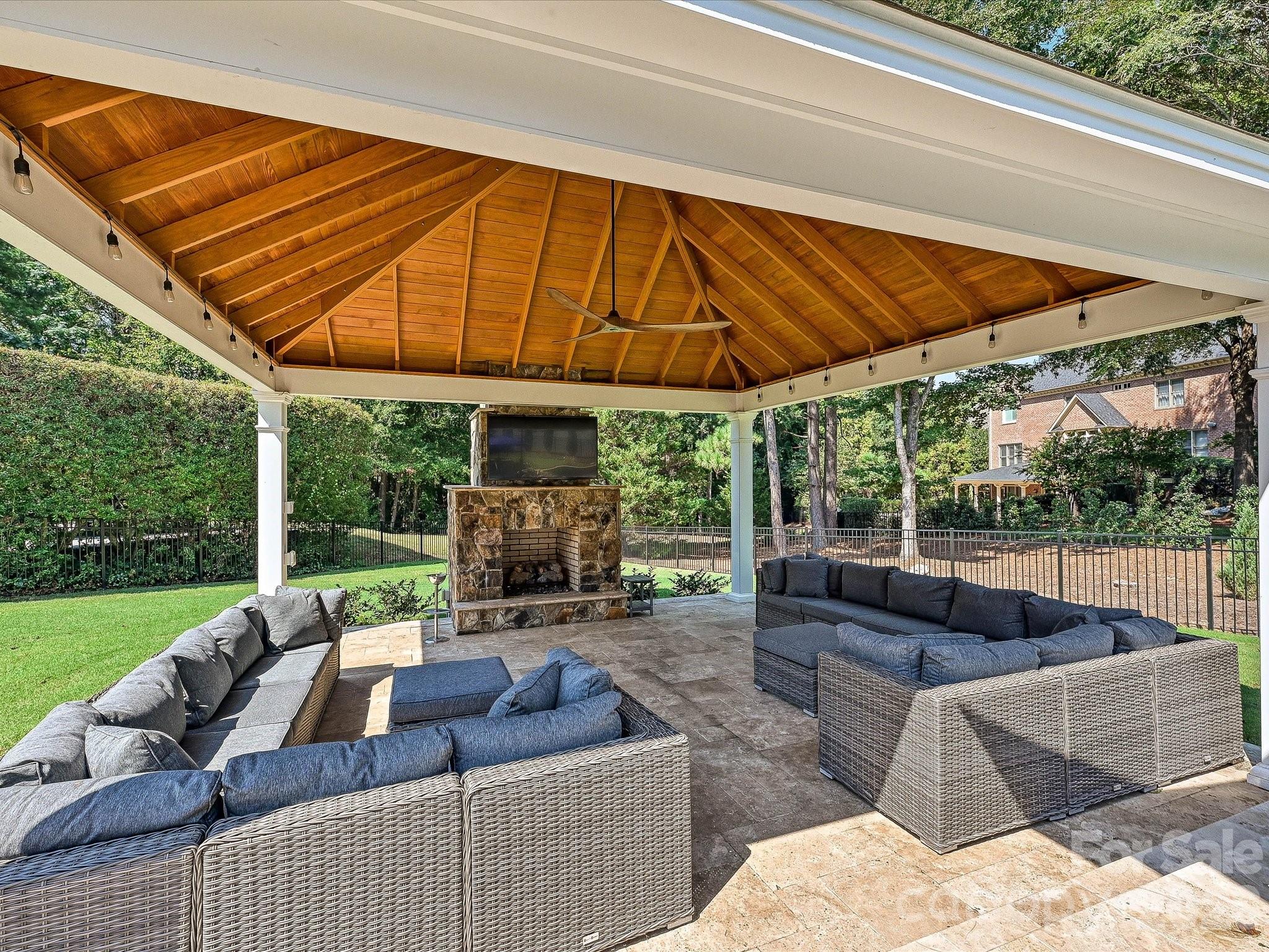 15034 Jockeys Ridge Drive, Charlotte, photo 4 of 8