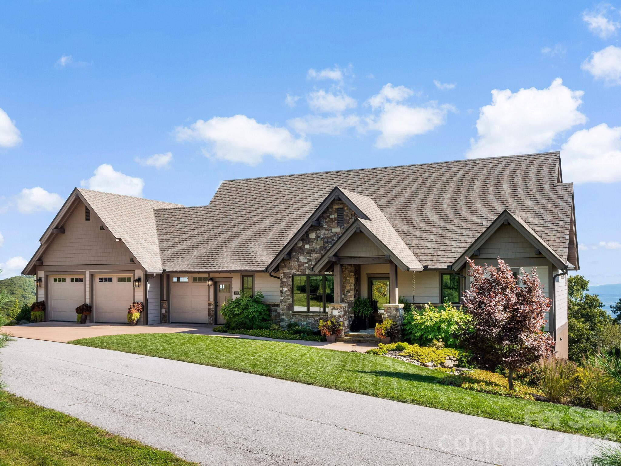 320 Summerset Drive, Hendersonville, photo 2 of 8