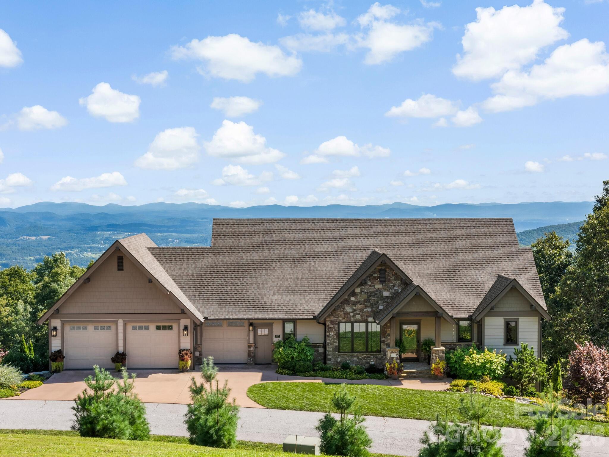 320 Summerset Drive, Hendersonville, photo 1 of 8