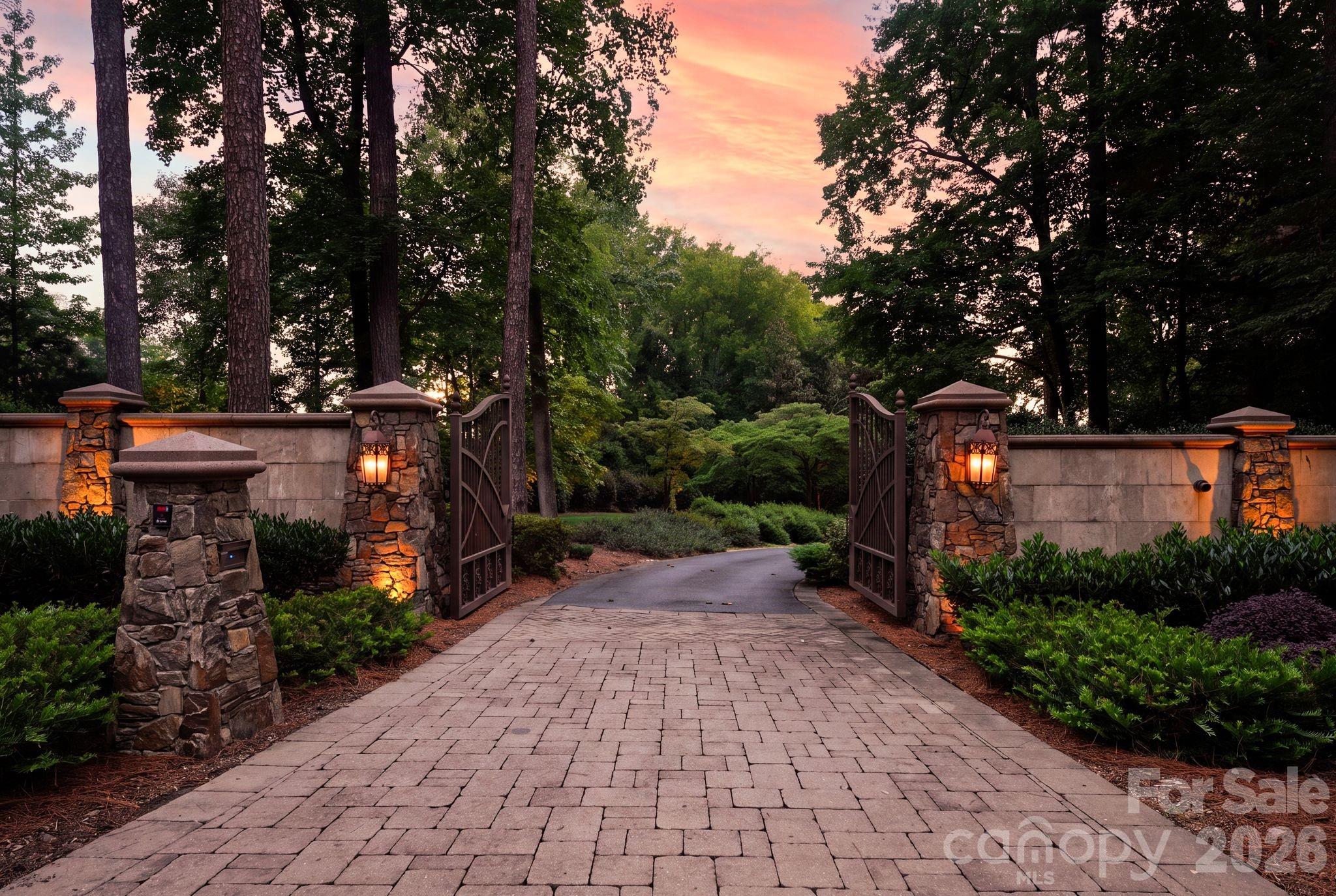 139 Hollen Lane, Mooresville, photo 2 of 8