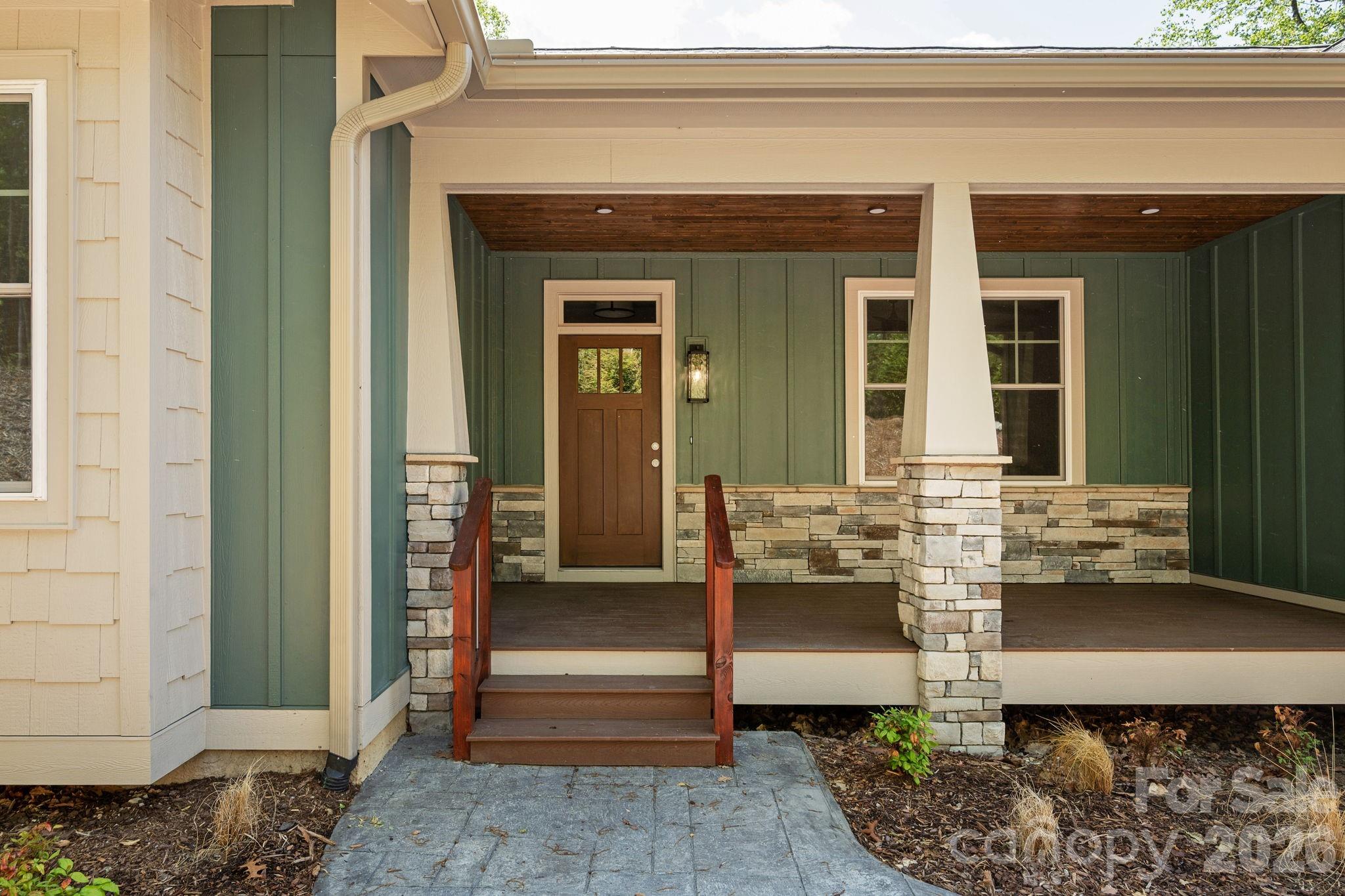 634 Hollybrook Drive, Flat Rock, photo 3 of 8