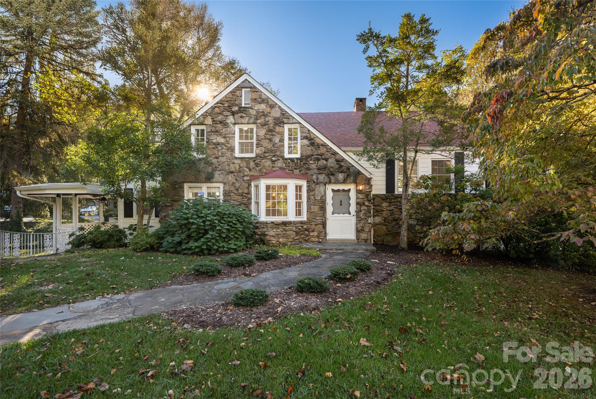 25 Blackwood Road, Asheville, photo 1 of 8