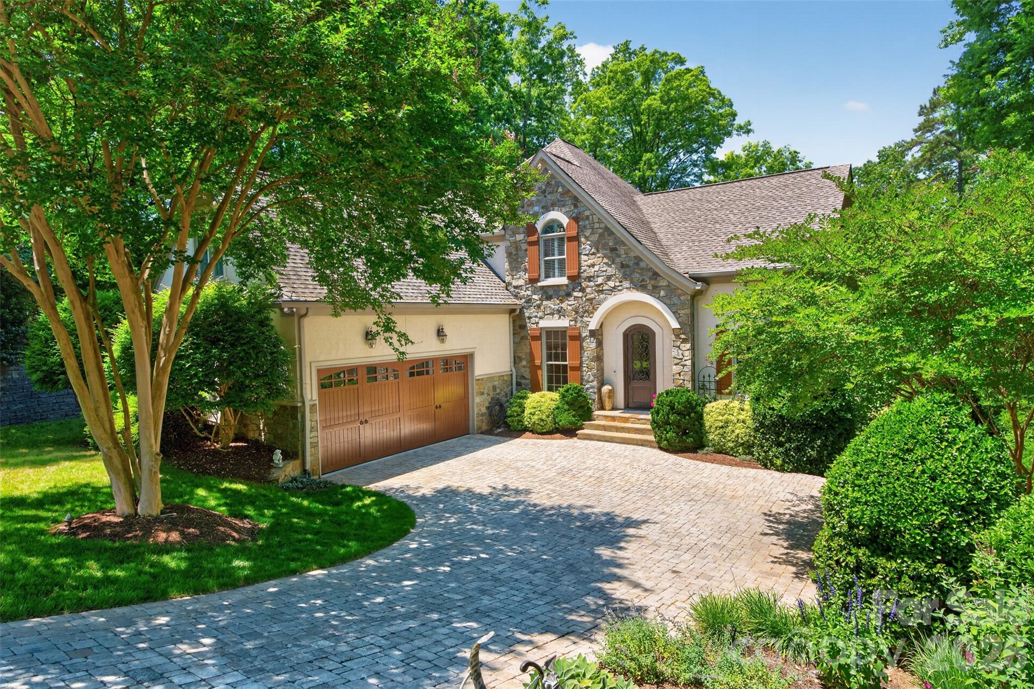5138 Watermead Lane, Belmont, photo 1 of 8