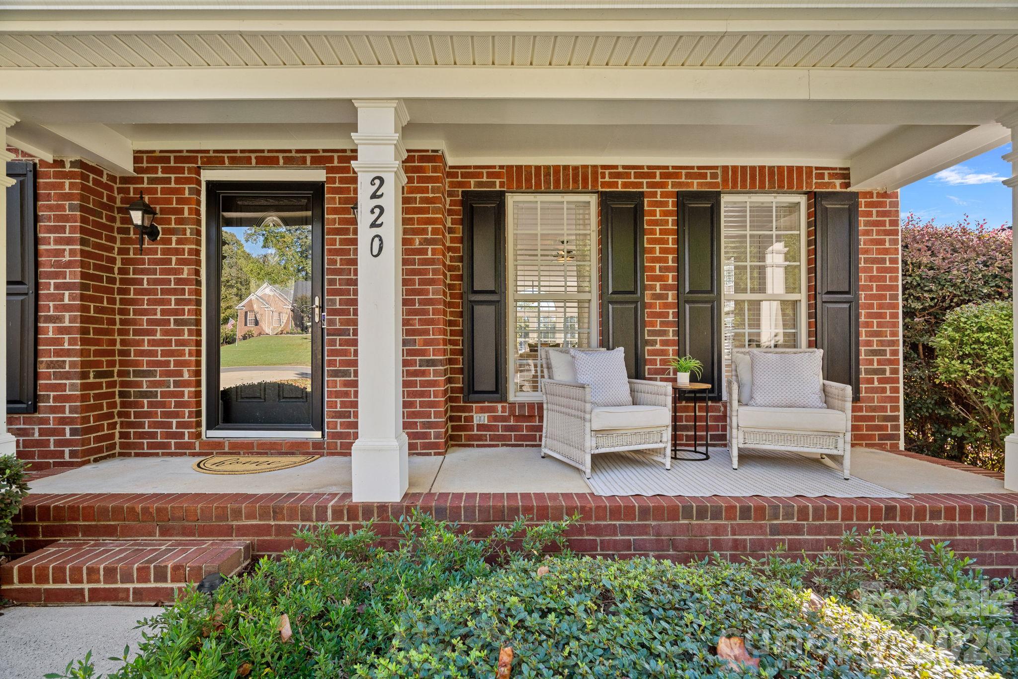 220 Chandeleur Drive, Mooresville, photo 2 of 8
