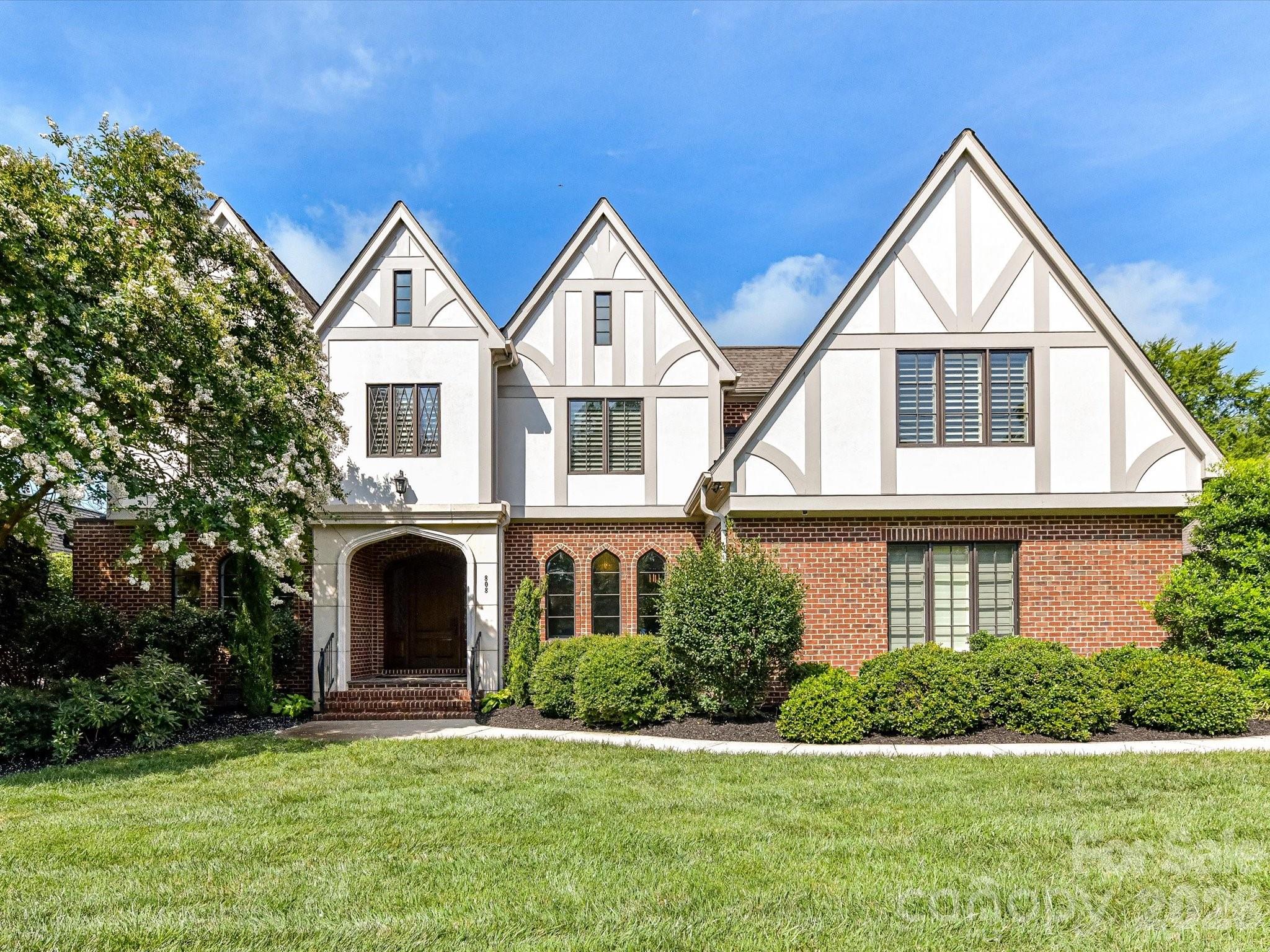 808 Huntington Park Drive, Charlotte, photo 2 of 8