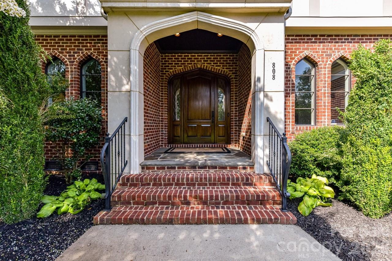808 Huntington Park Drive, Charlotte, photo 4 of 8