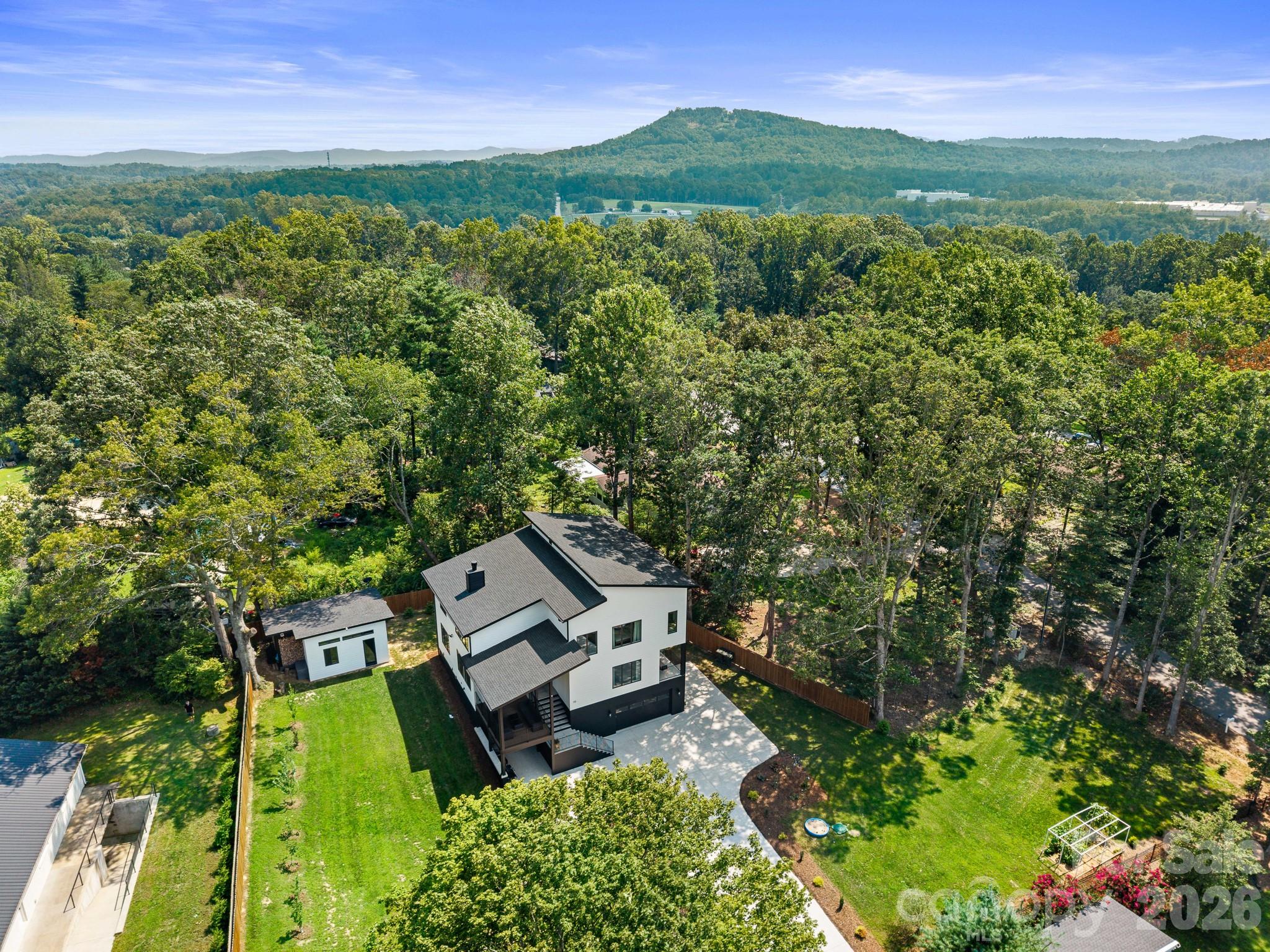 52 Klimovych Road, Hendersonville, photo 2 of 8