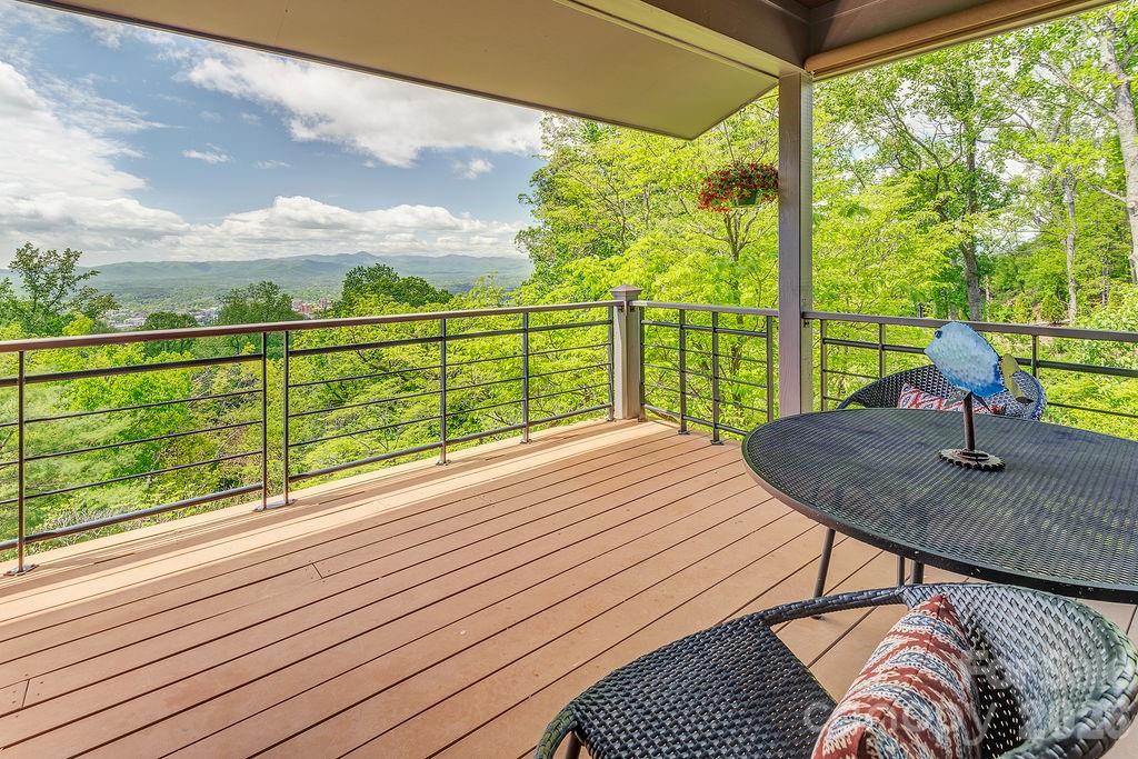 24 Westhaven Drive, Asheville, photo 1 of 8