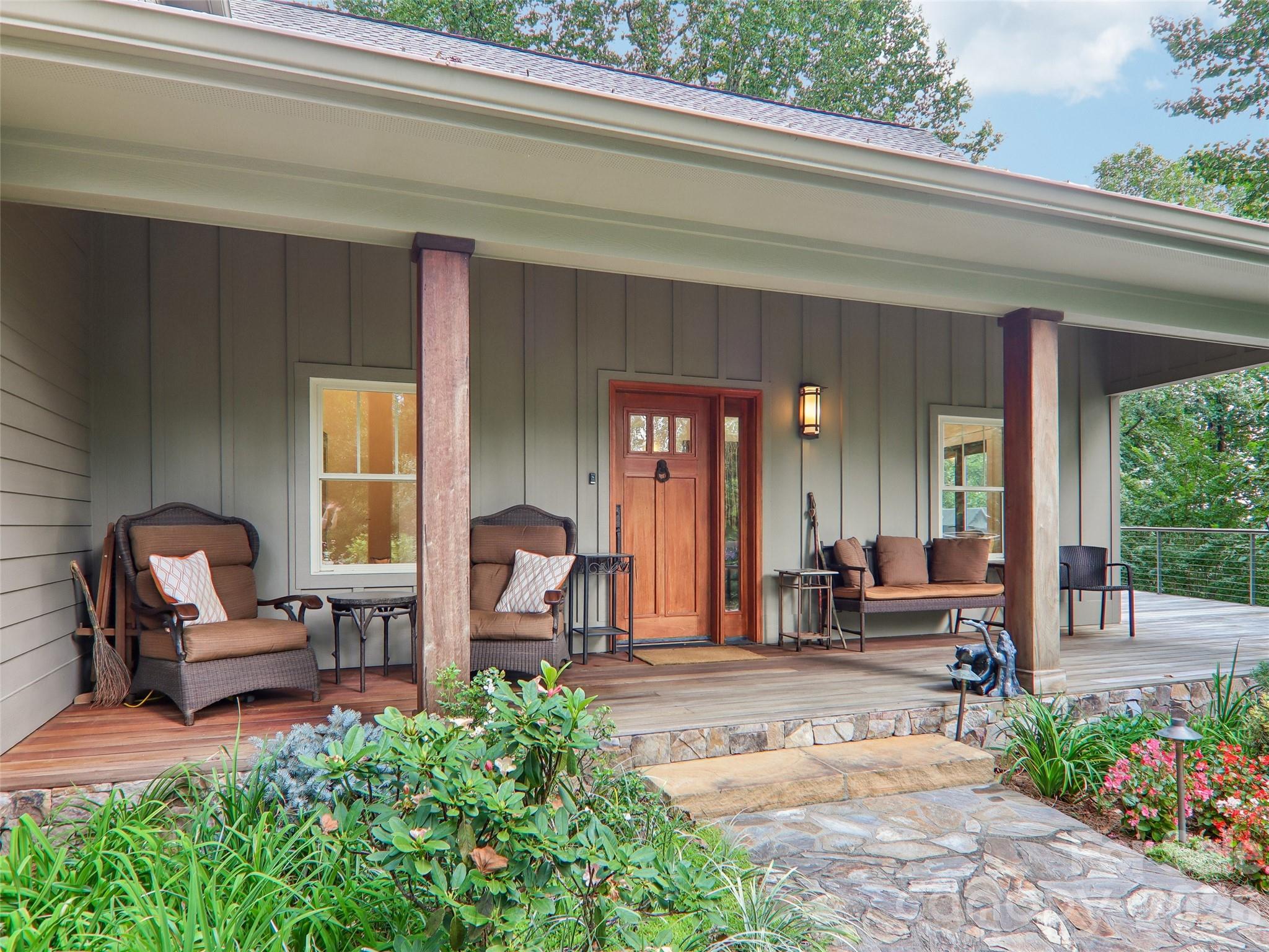404 Southview Lane, Flat Rock, photo 2 of 8