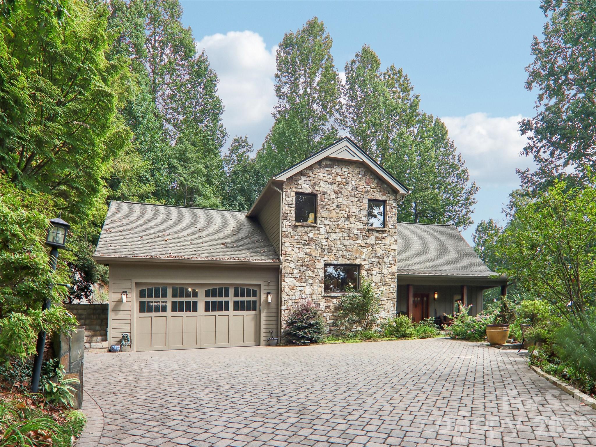 404 Southview Lane, Flat Rock, photo 1 of 8