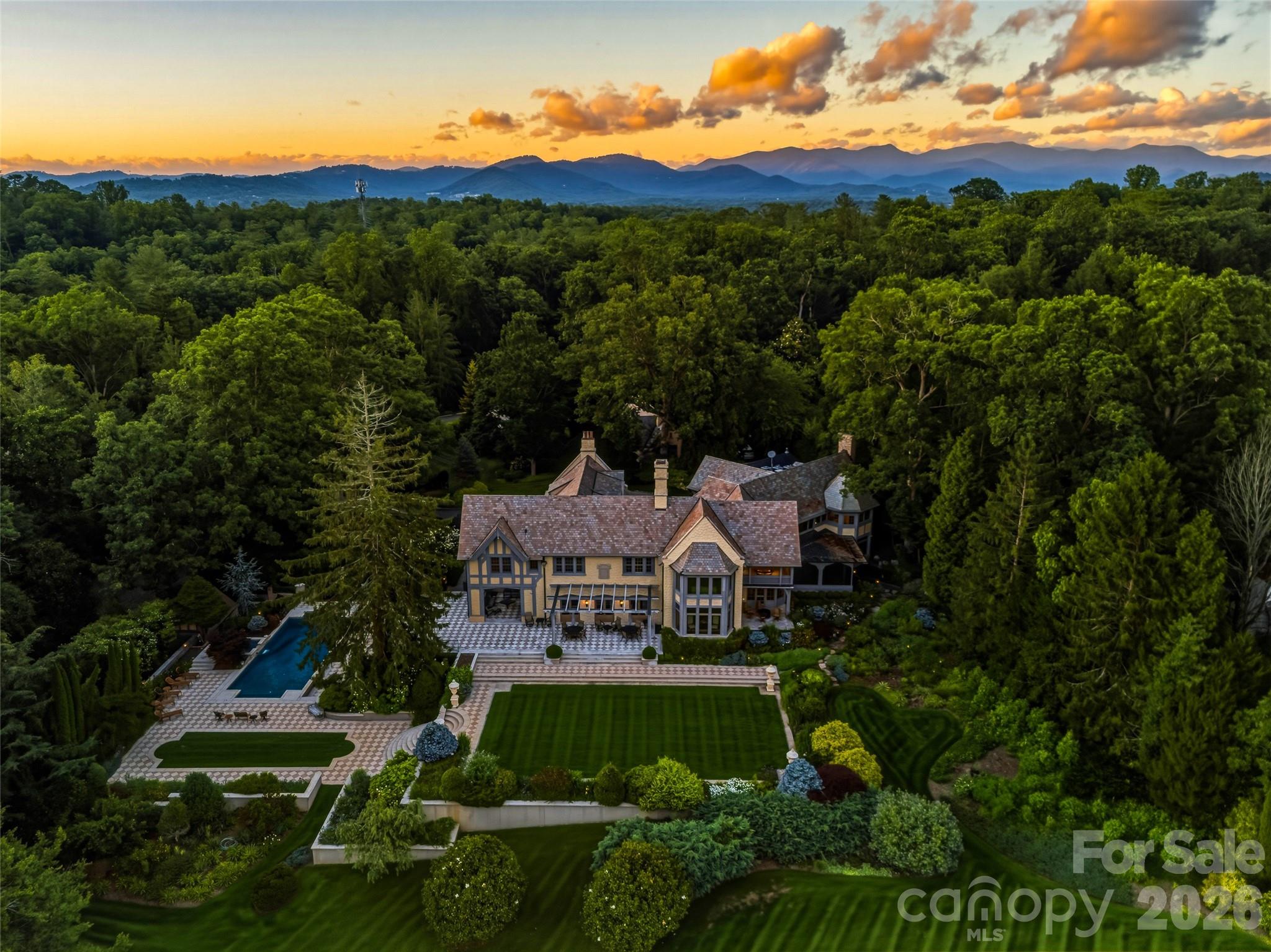 7 Stuyvesant Road, Biltmore Forest, photo 2 of 8