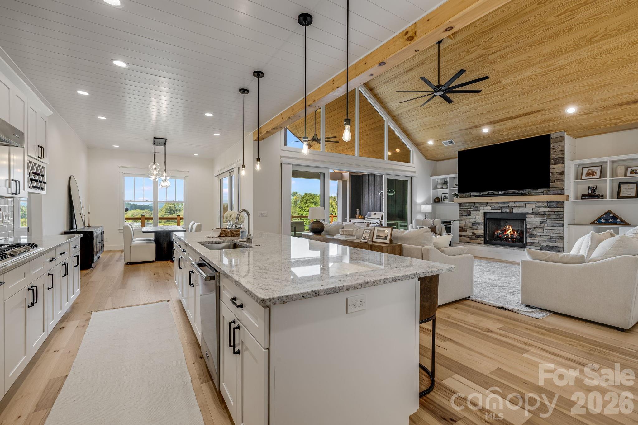 297 Maple Knoll Drive, Hendersonville, photo 4 of 8