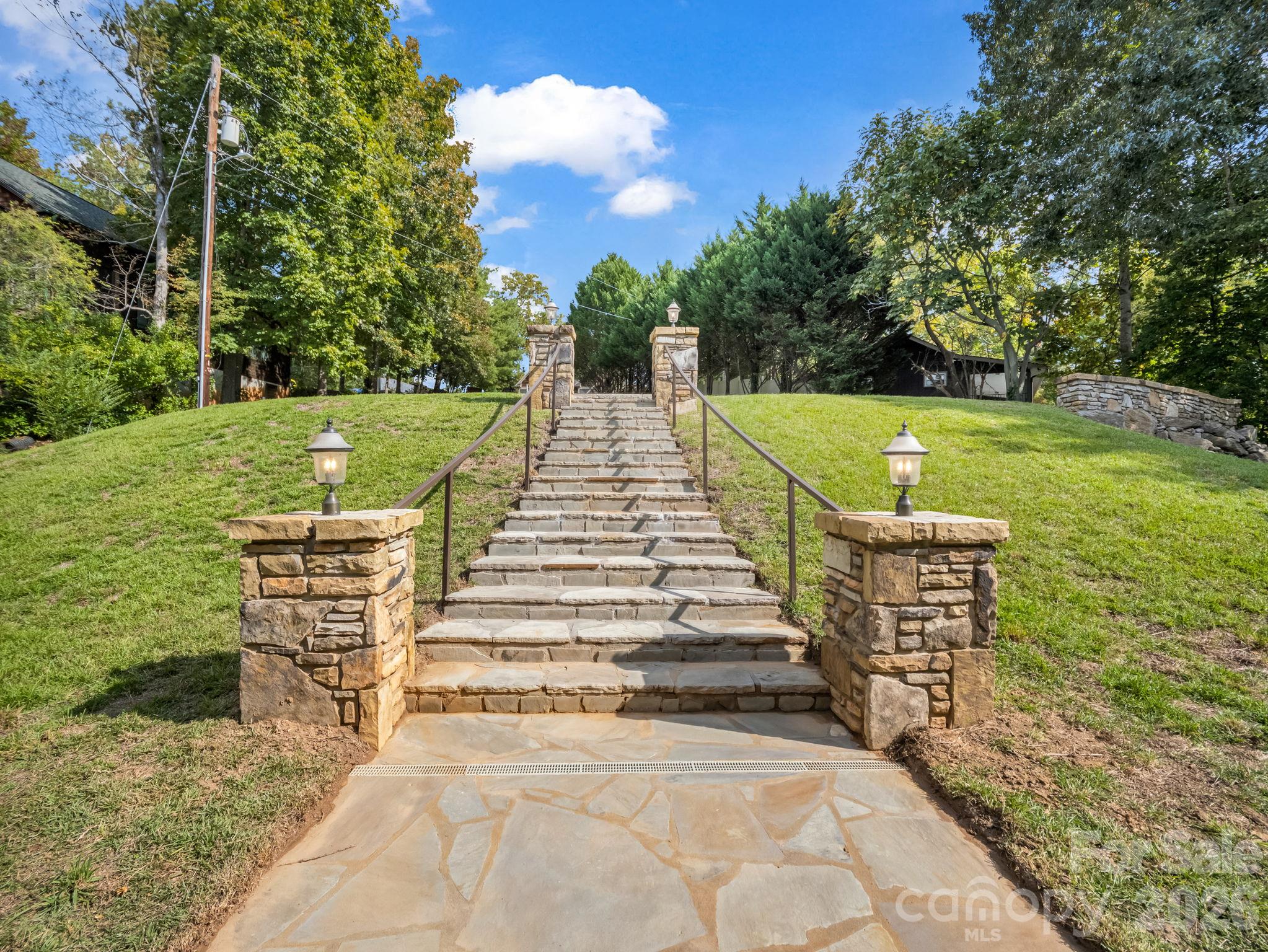 144 Neighborly Drive, Lake Lure, photo 5 of 8