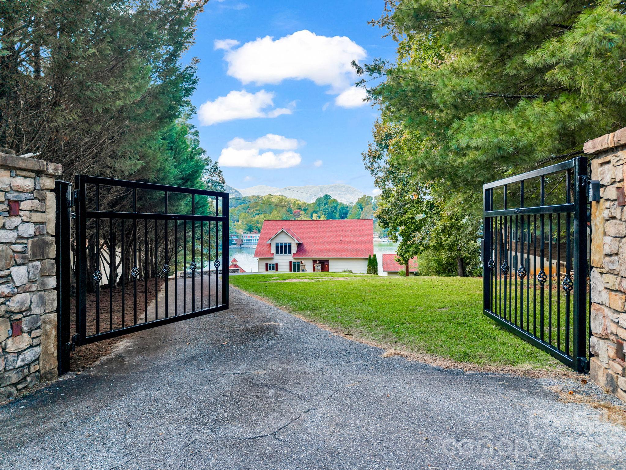 144 Neighborly Drive, Lake Lure, photo 2 of 8