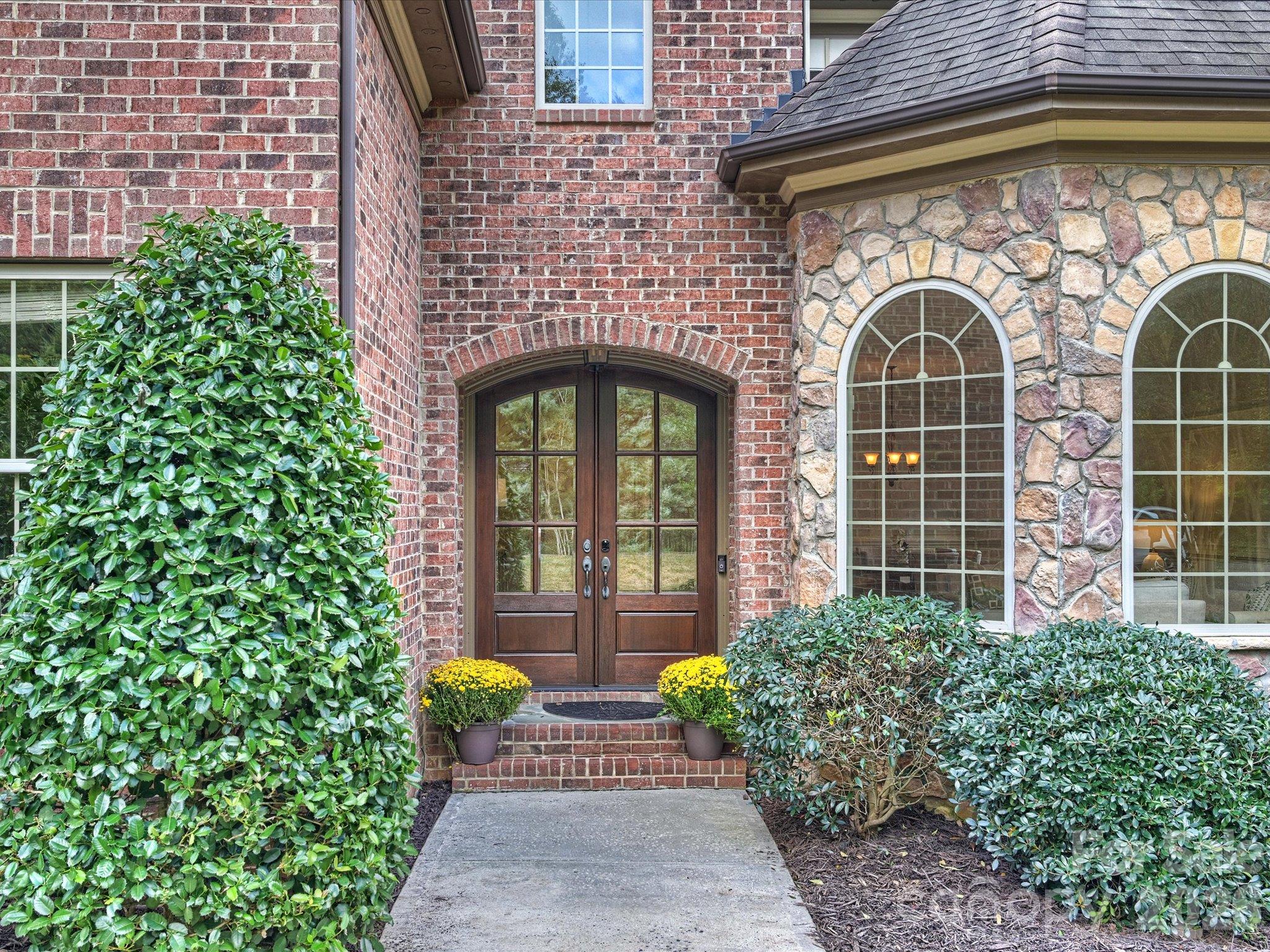 3823 Lakeside Drive, Charlotte, photo 2 of 8